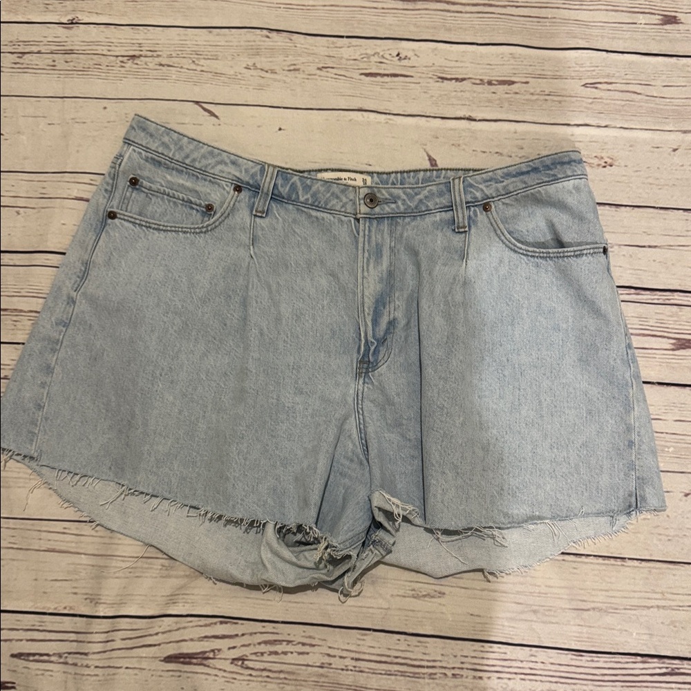 Abercrombie & Fitch The Loose High Rise Pleated Shorts
Size 34/18